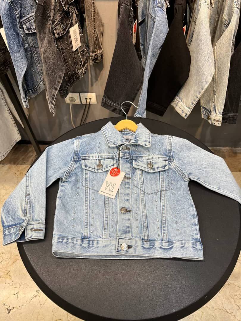 کت جین دخترانه آبی روشن نگین دار و مرواید دار  بسیار ضخیم مناسب فصل زمستان سایزبندی از 1 تا 6  ( از 2 تا 9  سالگی)